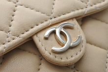 Load image into Gallery viewer, 極美品 CHANEL シャネル ミニミニマトラッセ キーホルダー キーチャーム 7番台 ラムスキン ココマーク ベージュ ゴールド金具 中古 4b010747