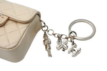 Load image into Gallery viewer, 極美品 CHANEL シャネル ミニミニマトラッセ キーホルダー キーチャーム 7番台 ラムスキン ココマーク ベージュ ゴールド金具 中古 4b010747