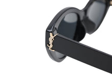 Load image into Gallery viewer, 極美品 SAINT LAURENT サンローラン サングラス ロゴ ワンポイント SL M148 ブラック プラスチック 中古 4b010766