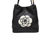 画像をギャラリービューアに読み込む, CHANEL シャネル カメリア ロゴデザイン ワンショルダーバッグ 4番台 ブラック レザー ゴールド金具 美品 中古 4b010842