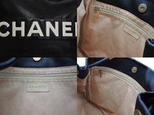 画像をギャラリービューアに読み込む, CHANEL シャネル カメリア ロゴデザイン ワンショルダーバッグ 4番台 ブラック レザー ゴールド金具 美品 中古 4b010842