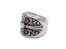 Load image into Gallery viewer, 極美品 CHROME HEARTS クロムハーツ CLASSIC OVAL クラシック オーバルクロス リング 重量約46.9g サイズ18号 シルバー925 中古 4b010872