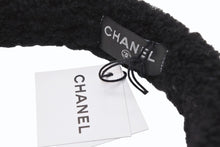 Load image into Gallery viewer, 新品未使用 CHANEL シャネル 2025AWP イヤーマフ デカココ 2025新作 シアリング ラムスキン ブラック エクリュ ONE SIZE 中古 4b010892
