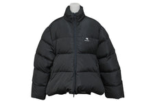 Load image into Gallery viewer, 新品未使用 BALENCIAGA バレンシアガ ダウンジャケット 675212 サイズ34 チャコール ロゴプリント ポリエステル レーヨン 中古 4b010951
