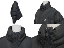 Load image into Gallery viewer, 新品未使用 BALENCIAGA バレンシアガ ダウンジャケット 675212 サイズ34 チャコール ロゴプリント ポリエステル レーヨン 中古 4b010951