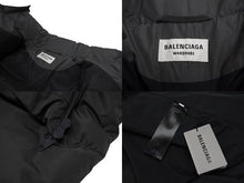 Load image into Gallery viewer, 新品未使用 BALENCIAGA バレンシアガ ダウンジャケット 675212 サイズ34 チャコール ロゴプリント ポリエステル レーヨン 中古 4b010951