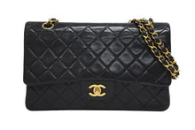 Load image into Gallery viewer, CHANEL シャネル マトラッセ25 Wフラップ Wチェーンショルダーバッグ 2番台 ココマーク ラムスキン ブラック ゴールド金具 美品 中古 4b011003