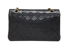 Load image into Gallery viewer, CHANEL シャネル マトラッセ25 Wフラップ Wチェーンショルダーバッグ 2番台 ココマーク ラムスキン ブラック ゴールド金具 美品 中古 4b011003