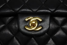 Load image into Gallery viewer, CHANEL シャネル マトラッセ25 Wフラップ Wチェーンショルダーバッグ 6番台 ココマーク ラムスキン ブラック ゴールド金具 美品 中古 4b011007