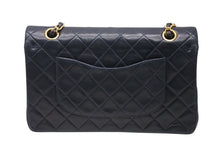 Load image into Gallery viewer, CHANEL シャネル マトラッセ25 Wフラップ Wチェーンショルダーバッグ 2番台 ココマーク ラムスキン ネイビー ゴールド金具 美品 中古 4b011008