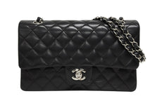 Load image into Gallery viewer, CHANEL シャネル マトラッセ25 Wフラップ Wチェーンショルダーバッグ A01112 11番台 ココマーク ラムスキン シルバー金具 美品 中古 4b011009