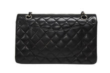 Load image into Gallery viewer, CHANEL シャネル マトラッセ25 Wフラップ Wチェーンショルダーバッグ A01112 11番台 ココマーク ラムスキン シルバー金具 美品 中古 4b011009