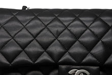 Load image into Gallery viewer, CHANEL シャネル マトラッセ25 Wフラップ Wチェーンショルダーバッグ A01112 11番台 ココマーク ラムスキン シルバー金具 美品 中古 4b011009
