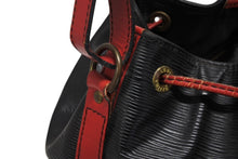 Load image into Gallery viewer, LOUIS VUITTON ルイヴィトン ショルダーバッグ エピ ノエ M44017 エピレザー バイカラー カスティリアンレッド ノワール 良品 中古 4b011047