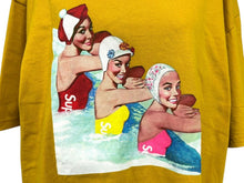 Load image into Gallery viewer, SUPREME シュプリーム Swimmers Tee スイマー 半袖Tシャツ 18SS コットン マスタード サイズL 美品 中古 4b010630