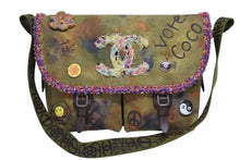Load image into Gallery viewer, 極美品 CHANEL シャネル エンブロイダリー メッセンジャーバッグ 20番台 A92790 グラフィティ カーキ ココマーク 中古 4b011076