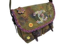 Load image into Gallery viewer, 極美品 CHANEL シャネル エンブロイダリー メッセンジャーバッグ 20番台 A92790 グラフィティ カーキ ココマーク 中古 4b011076