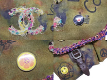Load image into Gallery viewer, 極美品 CHANEL シャネル エンブロイダリー メッセンジャーバッグ 20番台 A92790 グラフィティ カーキ ココマーク 中古 4b011076