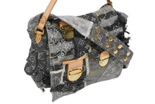 Load image into Gallery viewer, 極美品 LOUIS VUITTON ルイヴィトン モノグラムデニム パッチワーク ポスティ メッセンジャーバッグ M95375 グレー 中古 4b011123