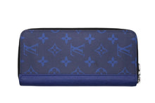 Load image into Gallery viewer, LOUIS VUITTON ルイヴィトン タイガラマ モノグラム ジッピーウォレット ヴェルティカル ターコイズブルー レザー M30447 美品 中古 4b011135