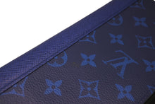 Load image into Gallery viewer, LOUIS VUITTON ルイヴィトン タイガラマ モノグラム ジッピーウォレット ヴェルティカル ターコイズブルー レザー M30447 美品 中古 4b011135