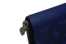 Load image into Gallery viewer, LOUIS VUITTON ルイヴィトン タイガラマ モノグラム ジッピーウォレット ヴェルティカル ターコイズブルー レザー M30447 美品 中古 4b011135