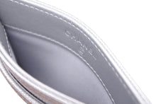 Load image into Gallery viewer, 新品未使用 CHANEL シャネル タイムレスCC 2025/2026 ルーズコレクション カードケース ランダム番台 キャビアスキン シルバー 中古 4b011167