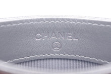 Load image into Gallery viewer, 新品未使用 CHANEL シャネル タイムレスCC 2025/2026 ルーズコレクション カードケース ランダム番台 キャビアスキン シルバー 中古 4b011167