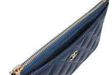 Load image into Gallery viewer, 極美品 CHANEL シャネル マトラッセ コインケース ポーチ ココマーク 25番台 キャビアスキン ブルー ゴールド金具 中古 4b011175