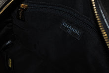 Load image into Gallery viewer, 極美品 CHANEL シャネル ハンドバッグ 6番台 ココマーク キャビアスキン キルティング ブラック ゴールド金具 中古 4b011235