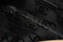 Load image into Gallery viewer, 極美品 CHANEL シャネル カンボンライン ボーリングバッグ ワンショルダーバッグ 9番台 ココマーク ベージュ ブラック 中古 4b011248