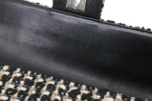 Load image into Gallery viewer, 極美品 CHANEL シャネル イーストウェスト シングル ワンショルダーバッグ 7番台 ブラック ホワイト ベージュ ツイード シルバー金具 中古 4b011273