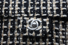 Load image into Gallery viewer, 極美品 CHANEL シャネル イーストウェスト シングル ワンショルダーバッグ 7番台 ブラック ホワイト ベージュ ツイード シルバー金具 中古 4b011273