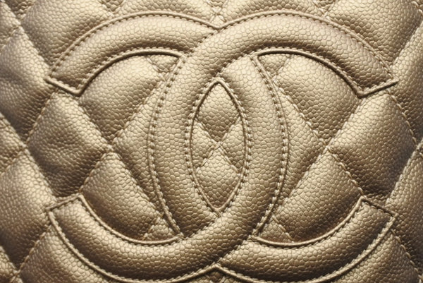 新品同様 CHANEL シャネル ハンドバッグ 9番台 キャビアスキン ココマーク フリンジ ゴールド ゴールド金具 中古 4b011275