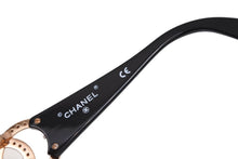 Load image into Gallery viewer, CHANEL シャネル サングラス アイウェア 02461 94305 ココマーク ラインストーン ブラック ゴールド クリア 美品 中古 4b011285