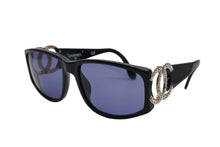 Load image into Gallery viewer, CHANEL シャネル サングラス アイウェア 02461 94305 ココマーク ラインストーン ブラック ゴールド クリア 美品 中古 4b011285