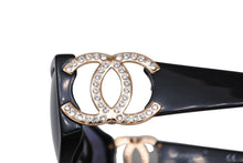 Load image into Gallery viewer, CHANEL シャネル サングラス アイウェア 02461 94305 ココマーク ラインストーン ブラック ゴールド クリア 美品 中古 4b011285