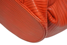 Load image into Gallery viewer, 極美品 LOUIS VUITTON ルイヴィトン クリストファーMM バックパック リュック M23764 エピ XLレザー レッド シルバー金具 中古 4b011304