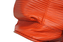 Load image into Gallery viewer, 極美品 LOUIS VUITTON ルイヴィトン クリストファーMM バックパック リュック M23764 エピ XLレザー レッド シルバー金具 中古 4b011304