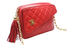 Load image into Gallery viewer, CHANEL シャネル チェーンショルダーバッグ 2番台 ラムスキン ココマーク レッド フリンジ付き ゴールド金具 美品 中古 4b011578