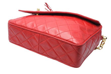 Load image into Gallery viewer, CHANEL シャネル チェーンショルダーバッグ 2番台 ラムスキン ココマーク レッド フリンジ付き ゴールド金具 美品 中古 4b011578