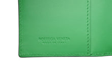 Load image into Gallery viewer, 極美品 BOTTEGA VENETA ボッテガヴェネタ イントレチャート パスポートケース イタリア製 レザー ブラック グリーン 中古 4b011480