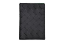 Load image into Gallery viewer, 極美品 BOTTEGA VENETA ボッテガヴェネタ イントレチャート パスポートケース イタリア製 レザー ブラック グリーン 中古 4b011480