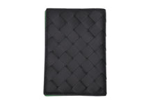 Load image into Gallery viewer, 極美品 BOTTEGA VENETA ボッテガヴェネタ イントレチャート パスポートケース イタリア製 レザー ブラック グリーン 中古 4b011480