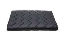 Load image into Gallery viewer, 極美品 BOTTEGA VENETA ボッテガヴェネタ イントレチャート パスポートケース イタリア製 レザー ブラック グリーン 中古 4b011480