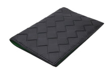 Load image into Gallery viewer, 極美品 BOTTEGA VENETA ボッテガヴェネタ イントレチャート パスポートケース イタリア製 レザー ブラック グリーン 中古 4b011480