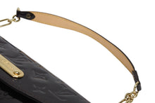 Load image into Gallery viewer, 極美品 LOUIS VUITTON ルイヴィトン サンセット ブルーバード ワンショルダーバッグ M93542 モノグラム ヴェルニ アマラント 中古 4b011390