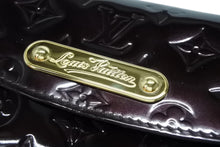 Load image into Gallery viewer, 極美品 LOUIS VUITTON ルイヴィトン サンセット ブルーバード ワンショルダーバッグ M93542 モノグラム ヴェルニ アマラント 中古 4b011390