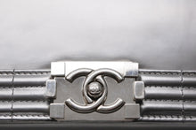 Load image into Gallery viewer, CHANEL シャネル BOY CHANEL ボーイシャネル チェーンショルダーバッグ 16番台 ココマーク カーフスキン シルバー 美品 中古 4b011375