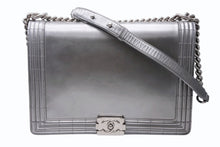 Load image into Gallery viewer, CHANEL シャネル BOY CHANEL ボーイシャネル チェーンショルダーバッグ 16番台 ココマーク カーフスキン シルバー 美品 中古 4b011375